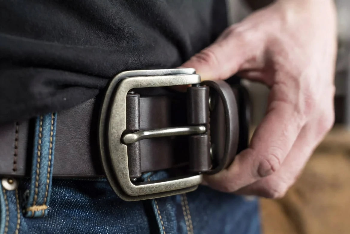 Ranger belt fitted on the middle hole with a neat tail length at the waist
