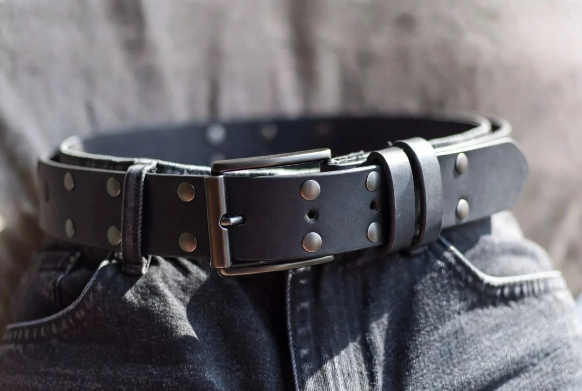 Studded belt fastened on the middle hole with a neat tail length