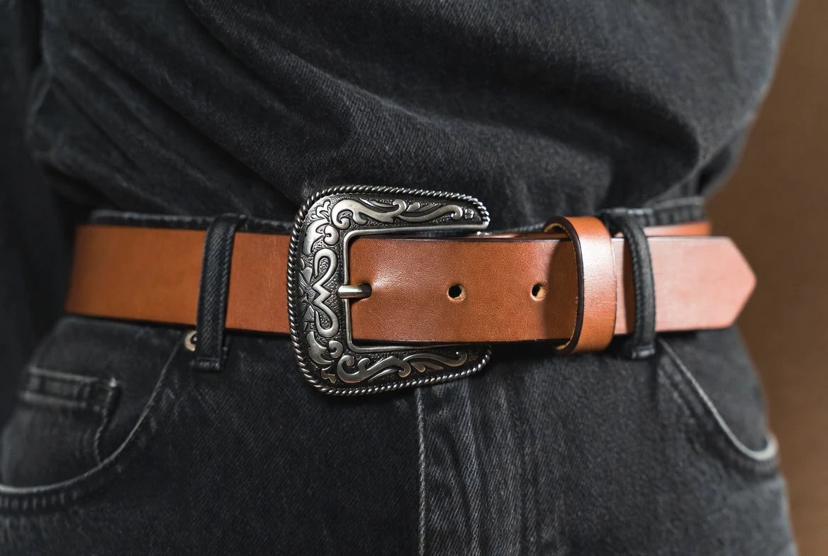 Western belt worn on the middle hole with a neat tail and balanced front fit